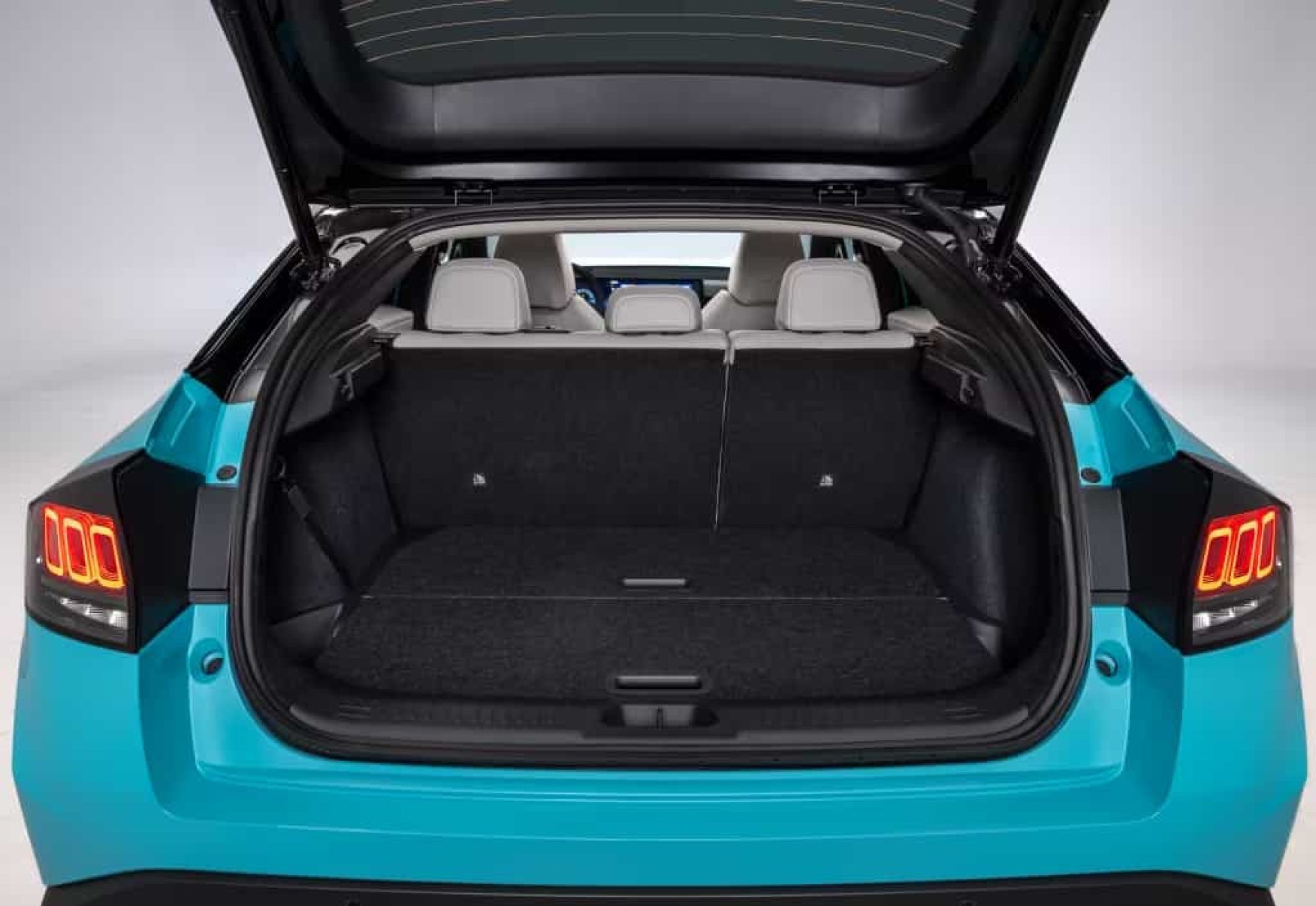 Porta-malas do Nissan Leaf é bem espaçoso para o segmento