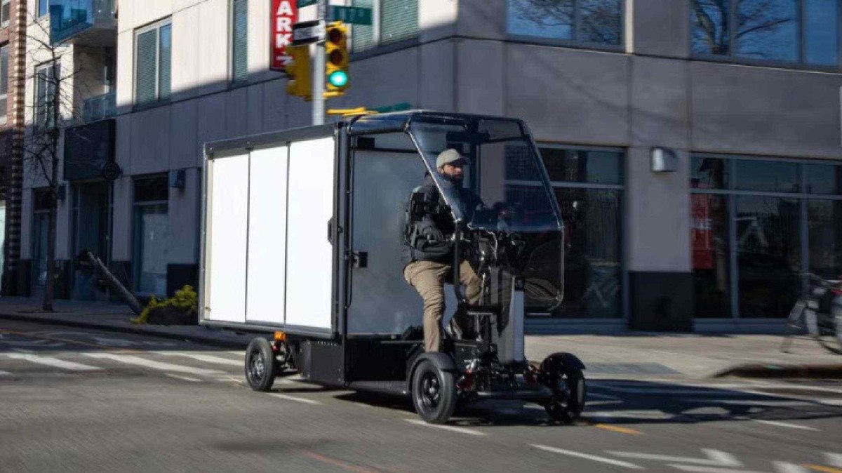 Homem dirige eQuad, quadriciclo elétrico da Honda