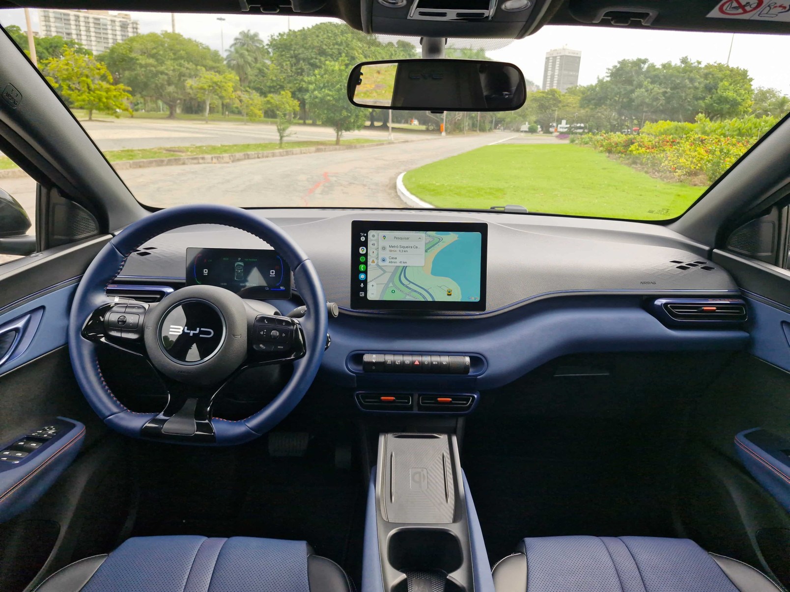 Interior do BYD Dolphin Mini é simples, mas bem produzido