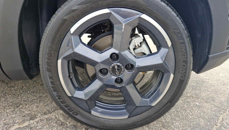 Desenho das rodas &eacute; projetado para fora e facilita arranh&otilde;es 