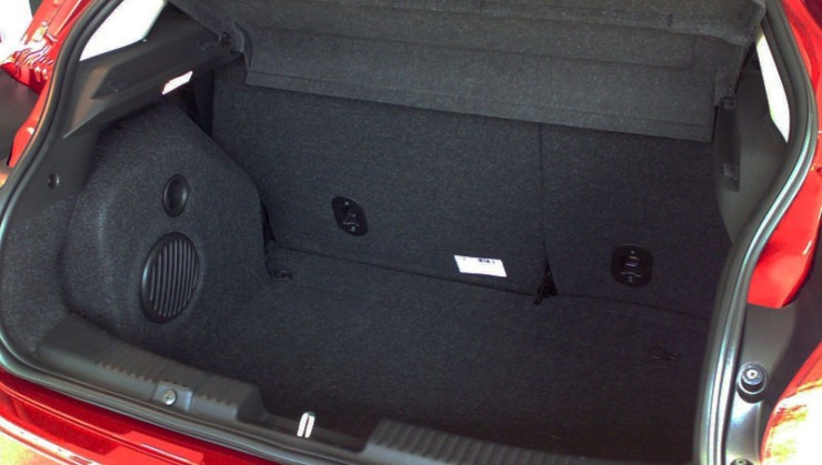 O Fiat Bravo vem de fábrica com um subwoofer, localizado no porta-malas