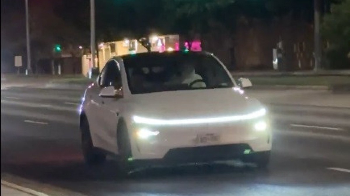 Carro autônomo da Tesla roda sem motorista 