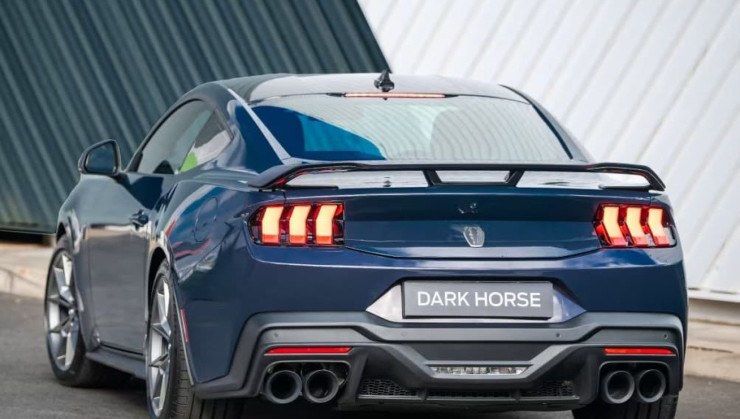 Emblema traseiro é exclusivo da versão Dark Horse