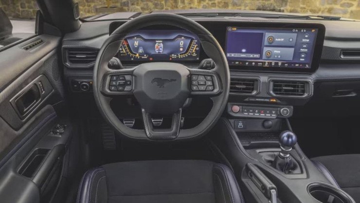 Interior conta com multimídia e painel de instrumentos digital assim como na versão GT