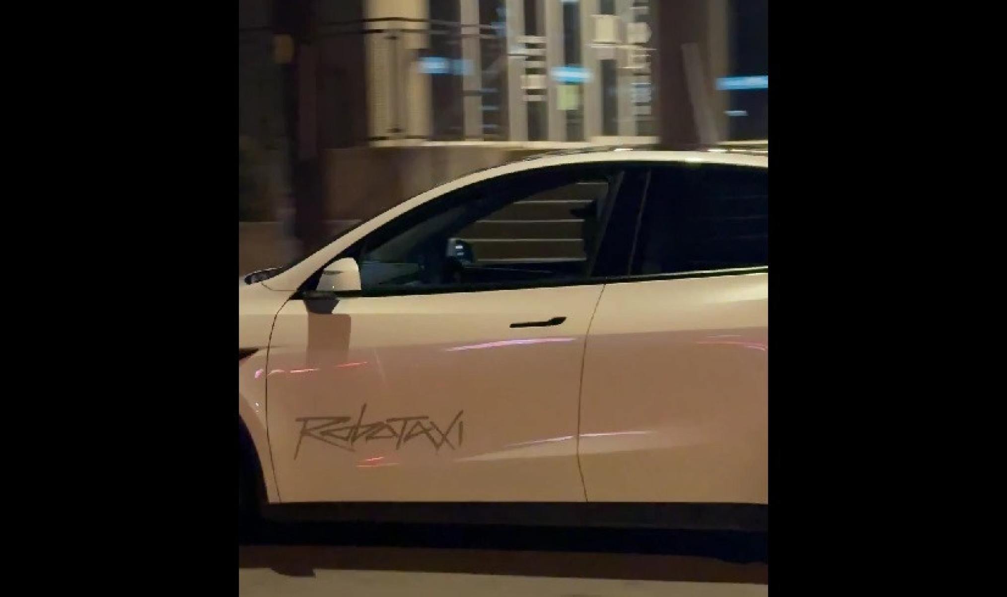 Carro autônomo da Tesla rodando em Austin, no Texas