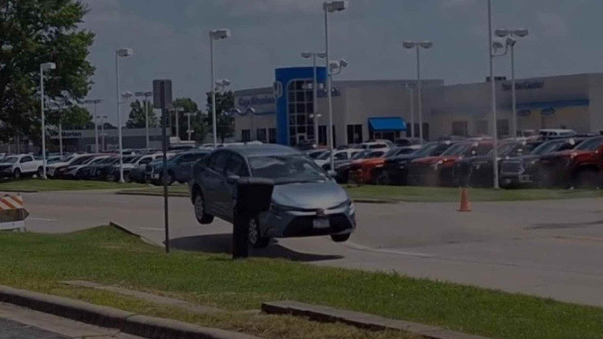 Carro decola após falha em asfalto; ninguém ficou ferido 
