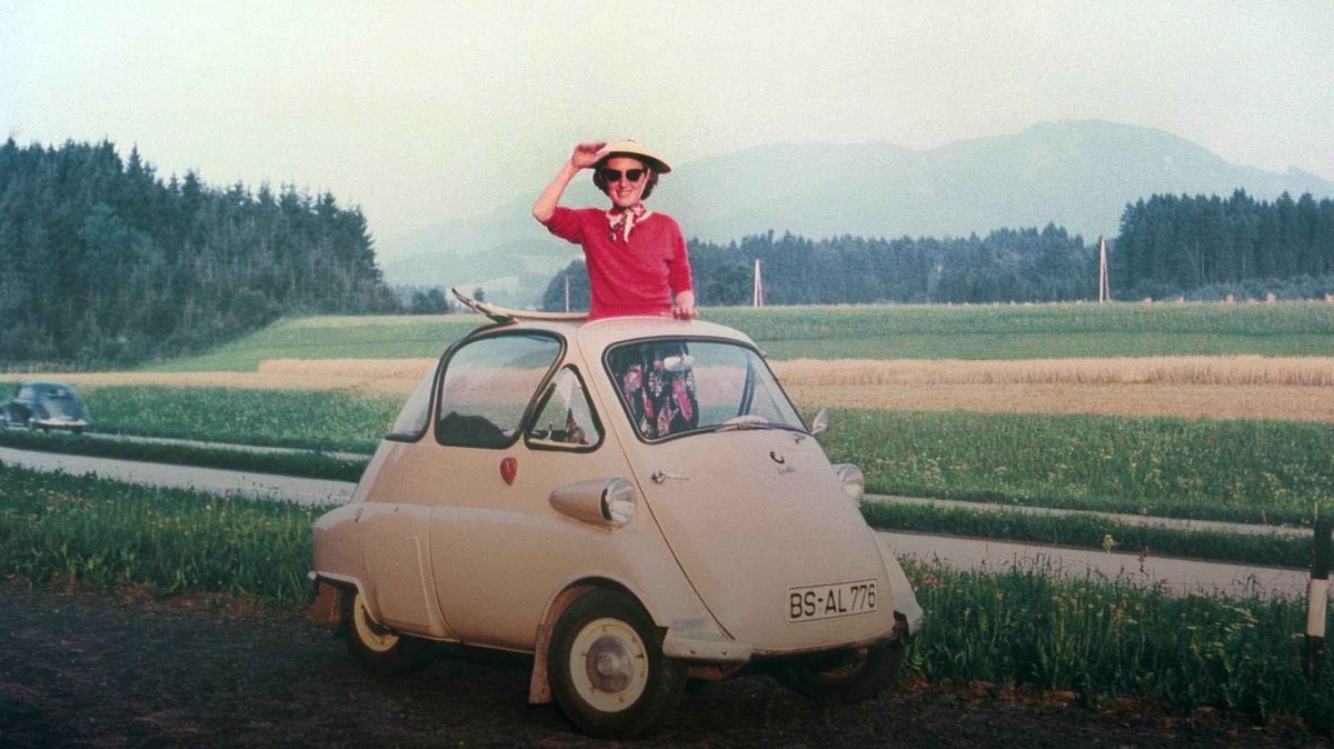 A BMW, então, visualizou uma oportunidade vital. Em 1954, licenciou o projeto da Isetta e comprou toda a estrutura da versão italiana. 