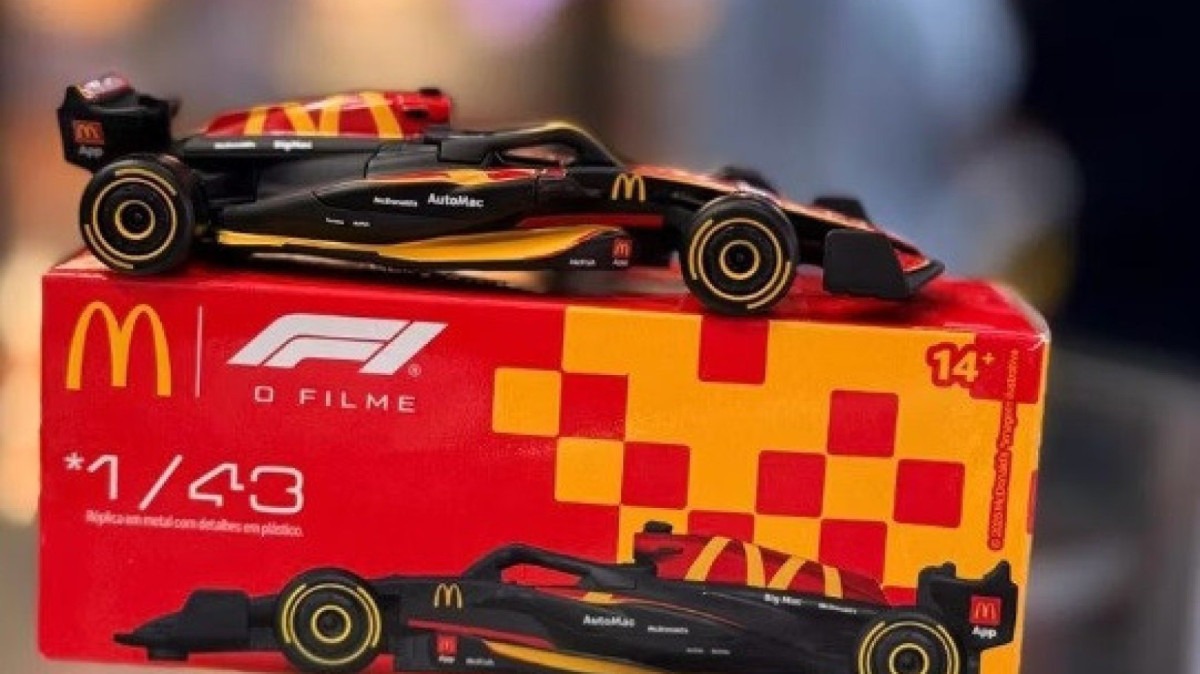 McDonald's promovendo o filme F1 vendendo miniaturas 