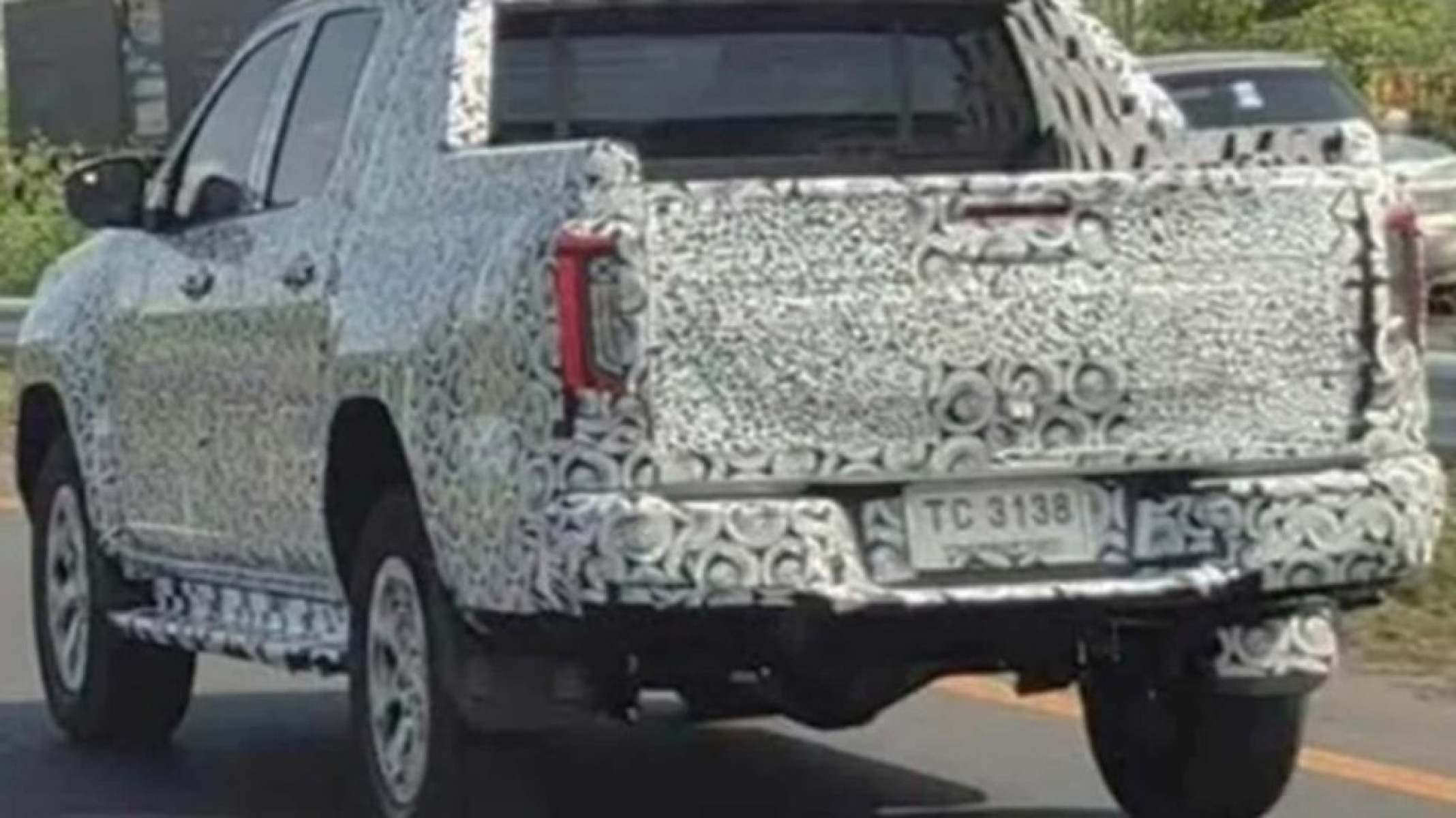 Nova geração da Hilux apaece camuflada