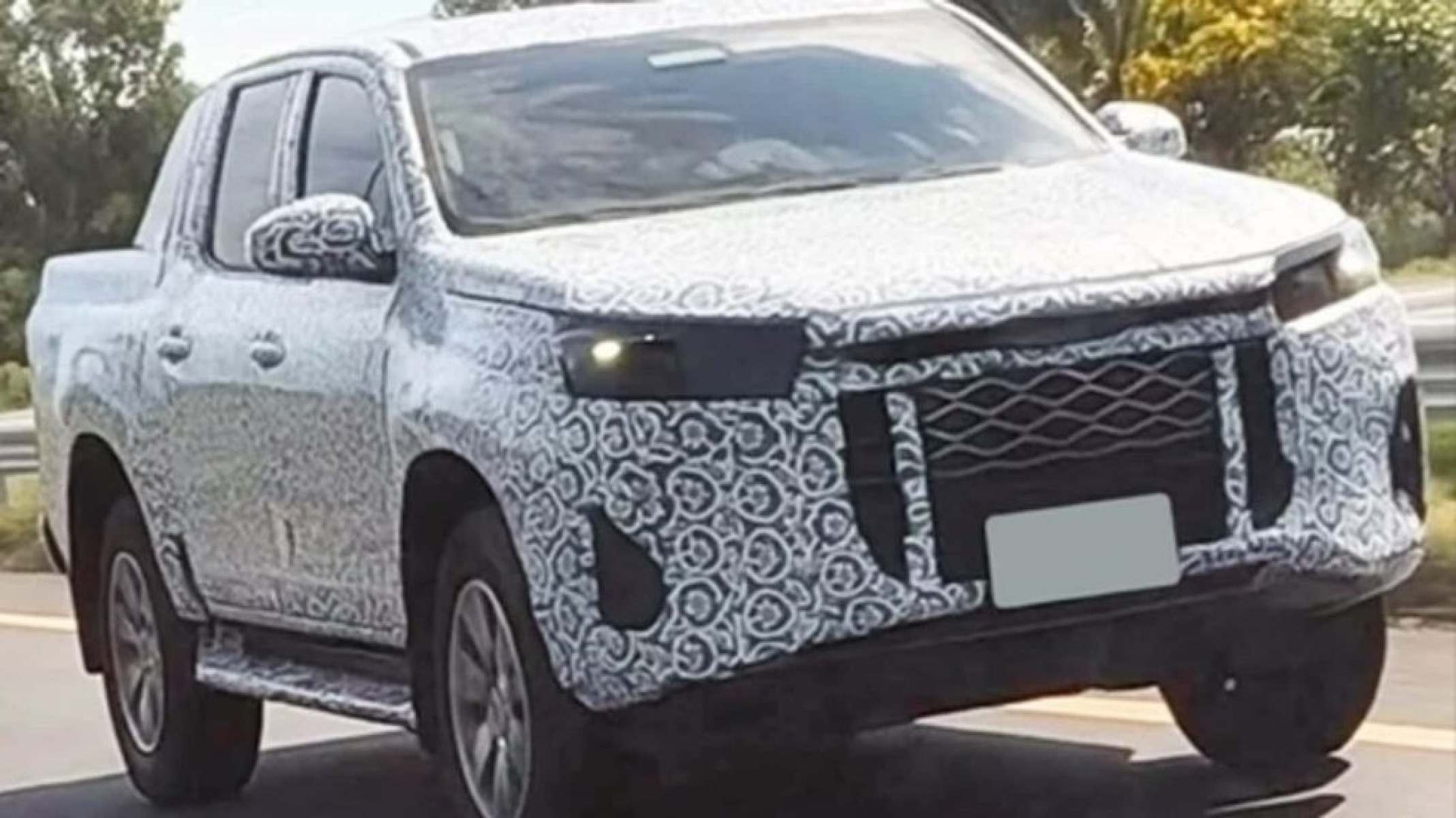 Nova geração da Hilux apaece camuflada