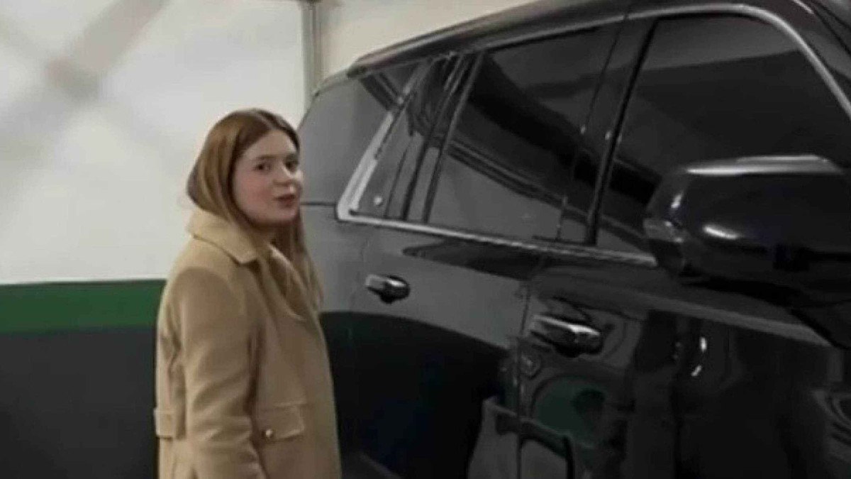 Viih Tube posa ao lado de seu Cadillac Escalade 2025