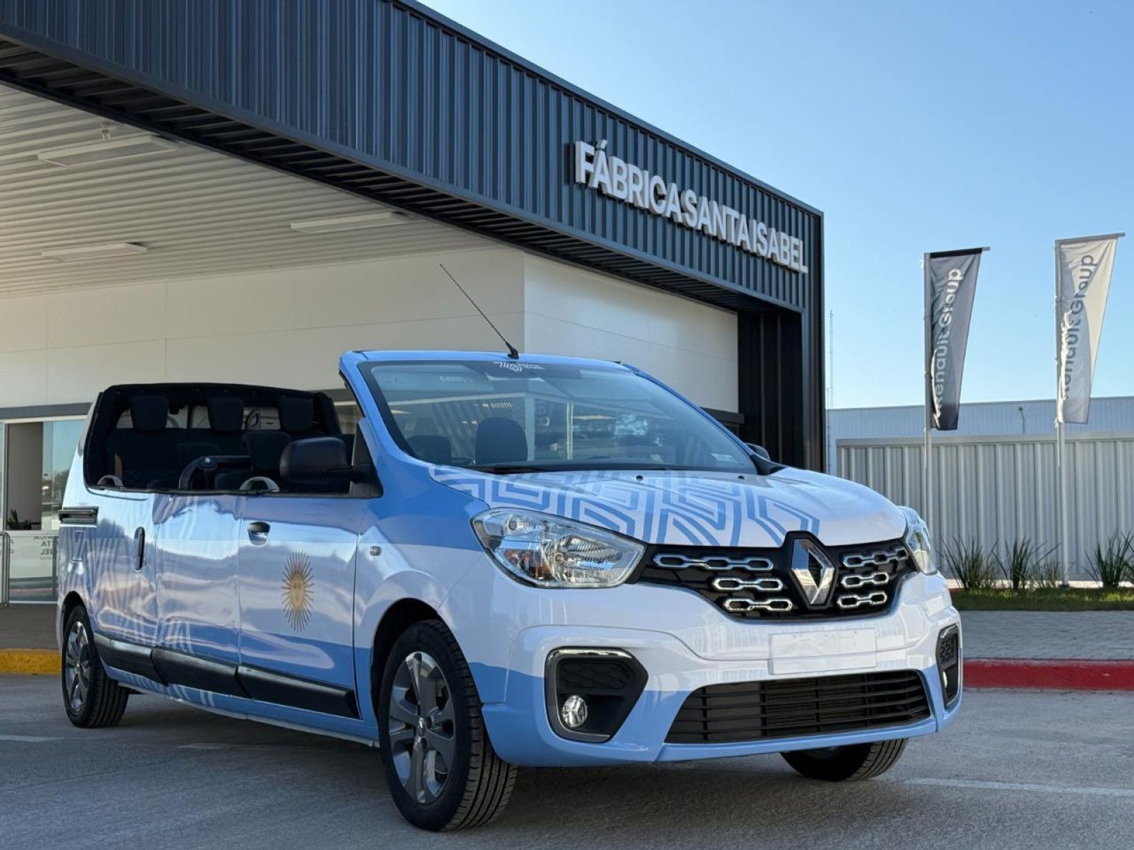 Renault Kangoo Express vira limosine para visitação