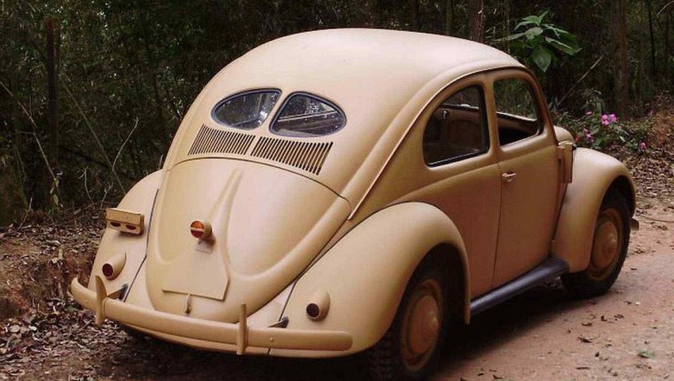 Um Fusca modelo 1945, sobreviveu a um ataque de bombardeiros