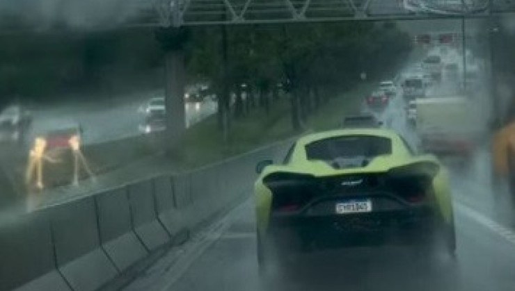 McLaren Artura perde a roda enquanto roda por Florianópolis -  (crédito: Reprodução/Instagram)