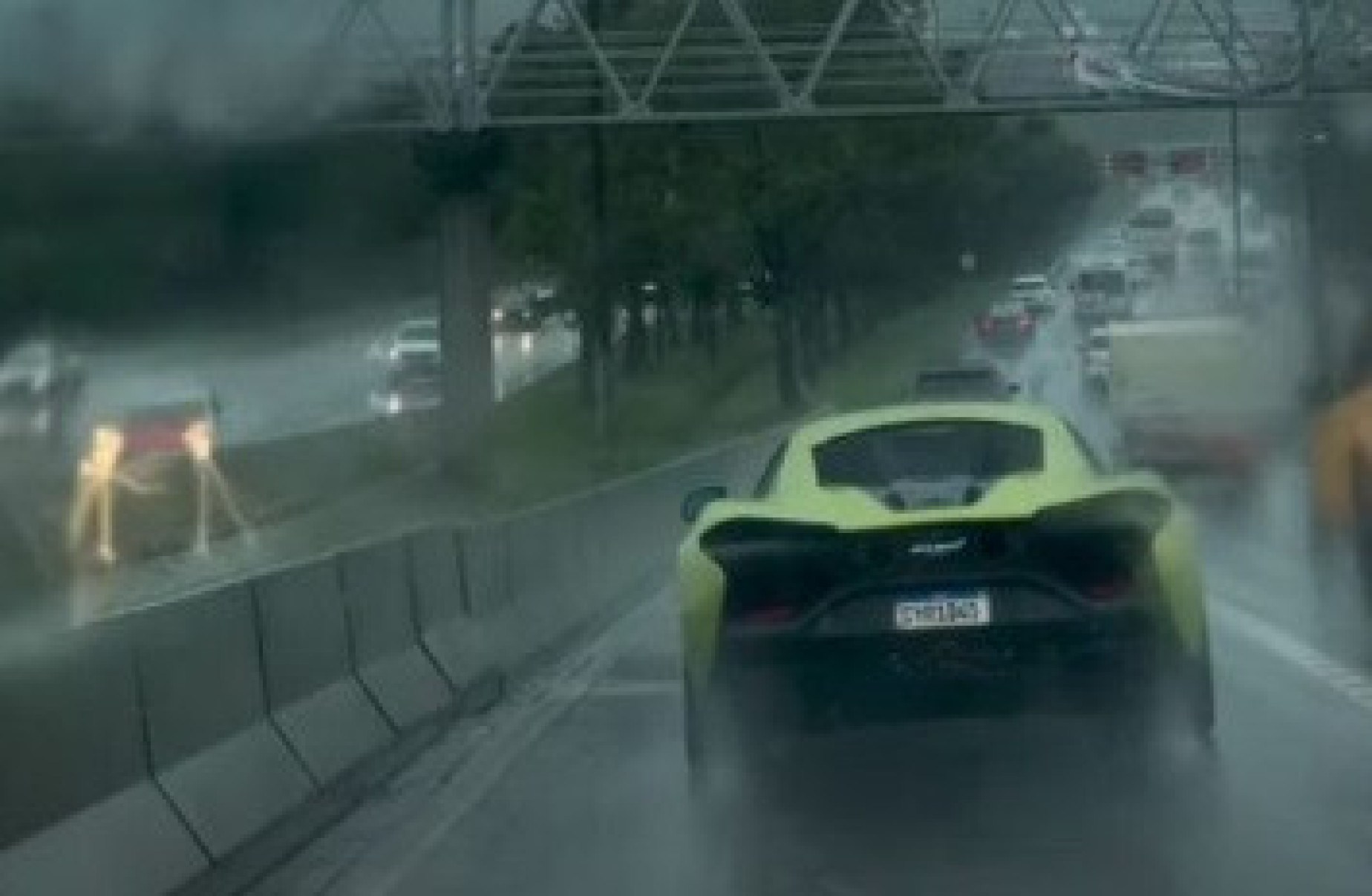 McLaren de R$ 3 milhões perde roda em avenida de SC; assista