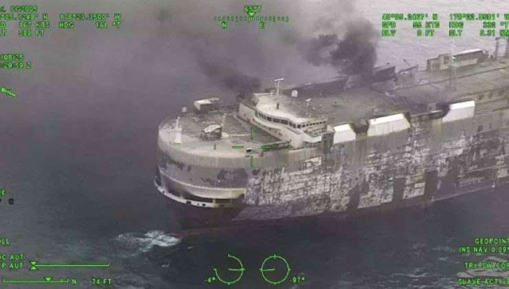 Navio Morning Midas afundou com mais de 3 mil veículos no Pacífico  -  (crédito: Reprodução/Guarda Costeira dos EUA)