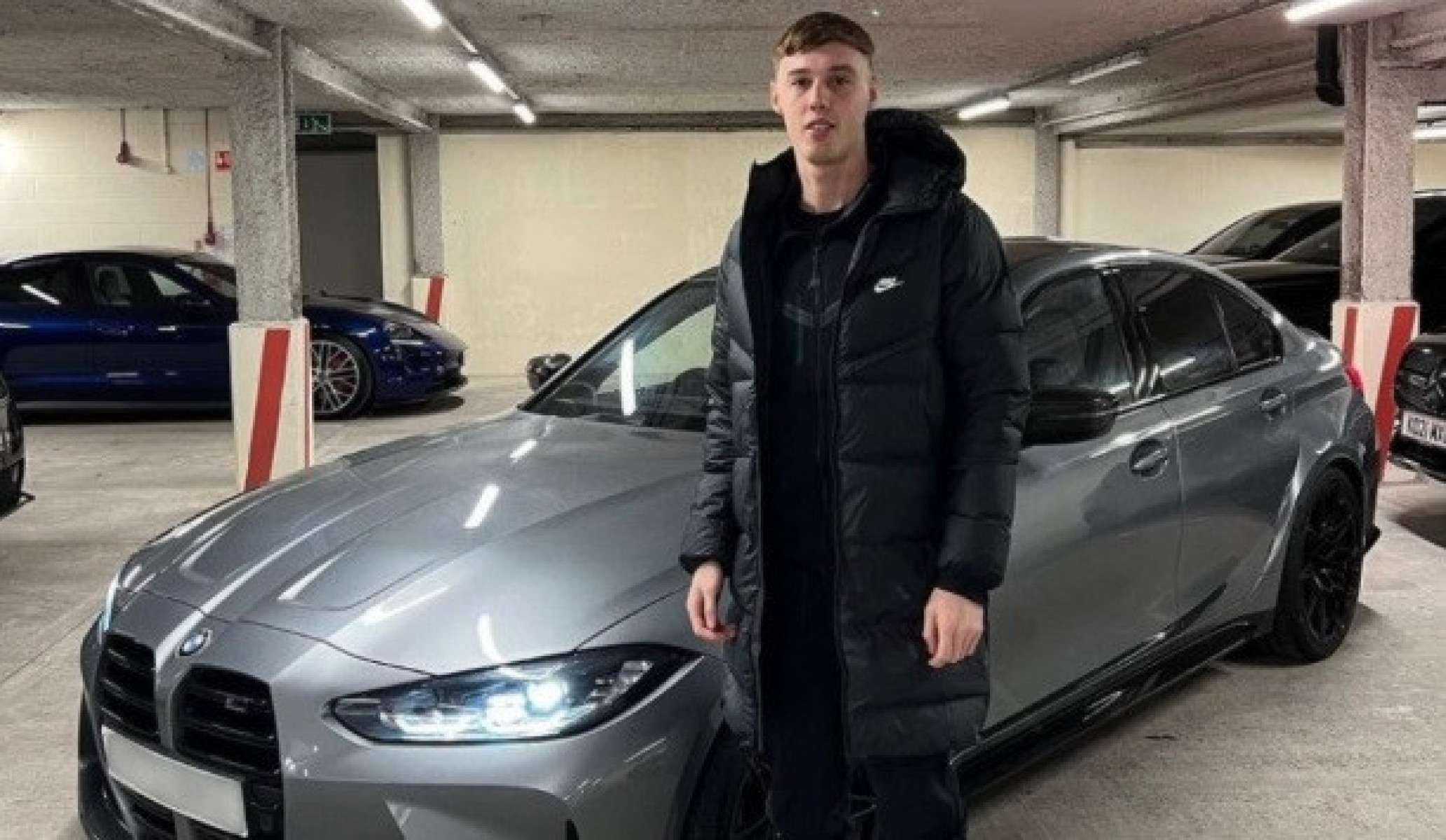 Palmer ao lado de sua BMW i4 de 2022
