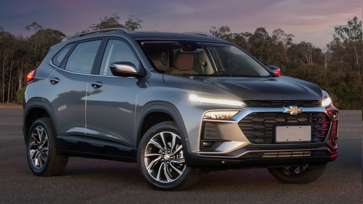 Chevrolet Tracker 2026 apresenta dianteira reformulada