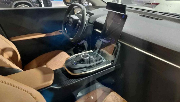 O interior não segue o padrão da marca, mas sim de outros modelos elétricos