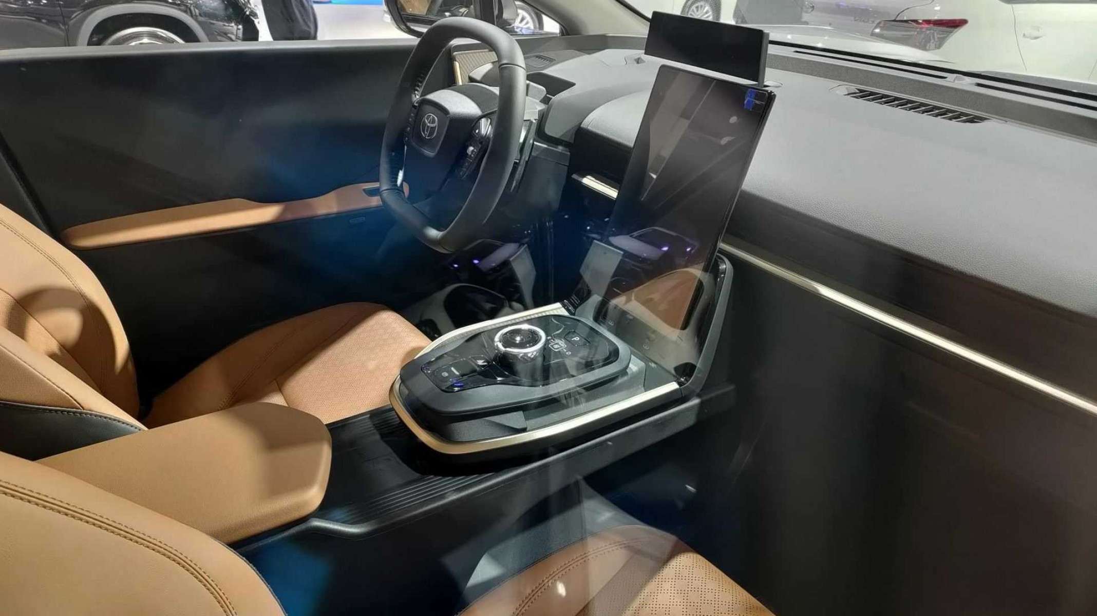 O interior não segue o padrão da marca, mas sim de outros modelos elétricos
