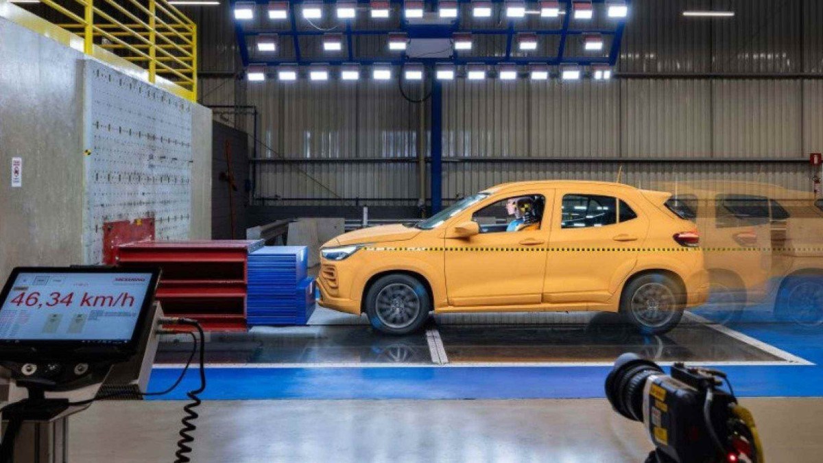 Crash test sendo realizado no Polo Automotivo da Stellantis em Betim (MG)