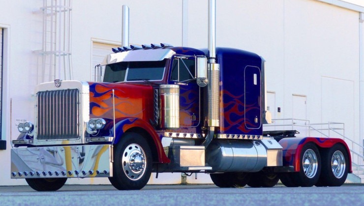Caminhão Peterbilt, pintado nas cores de Optimus Prime