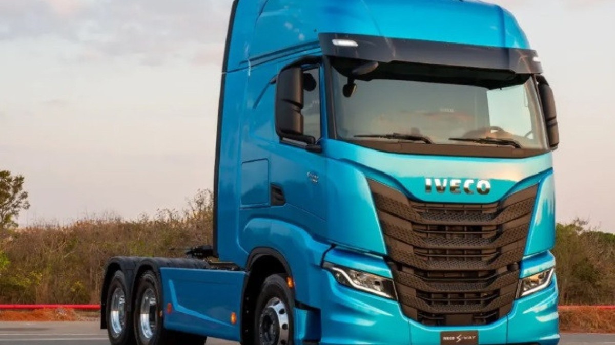 Iveco S-Way na cor azul