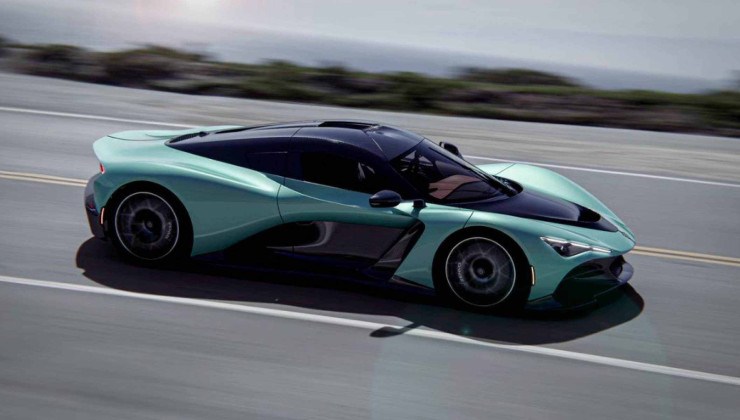 É capaz de atingir os 450 km/h
