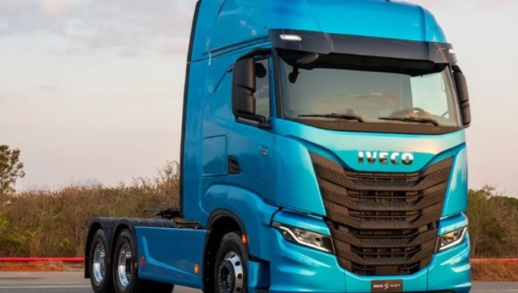 Iveco S-Way na cor azul -  (crédito: Divulgação/Iveco)