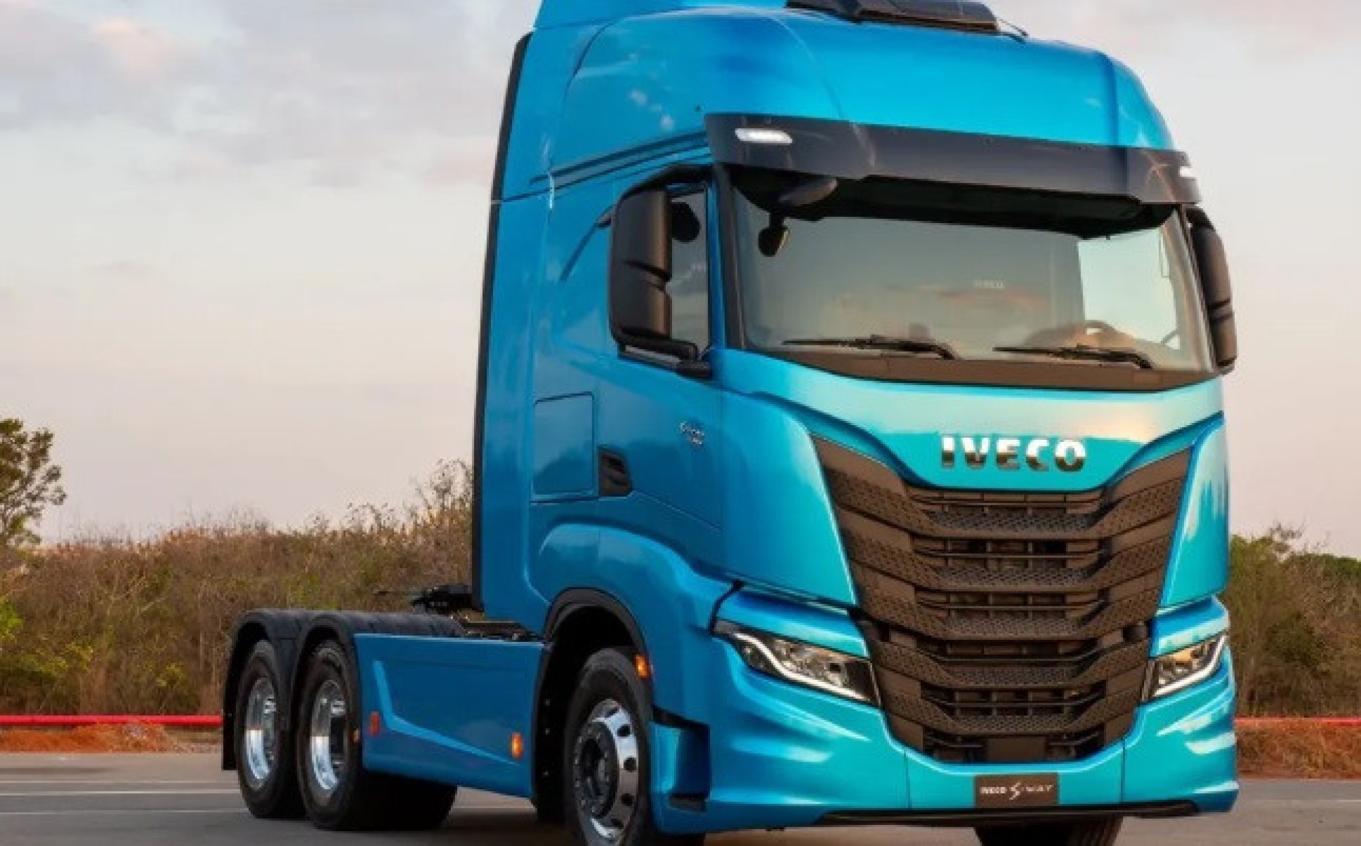 Iveco S-Way na cor azul