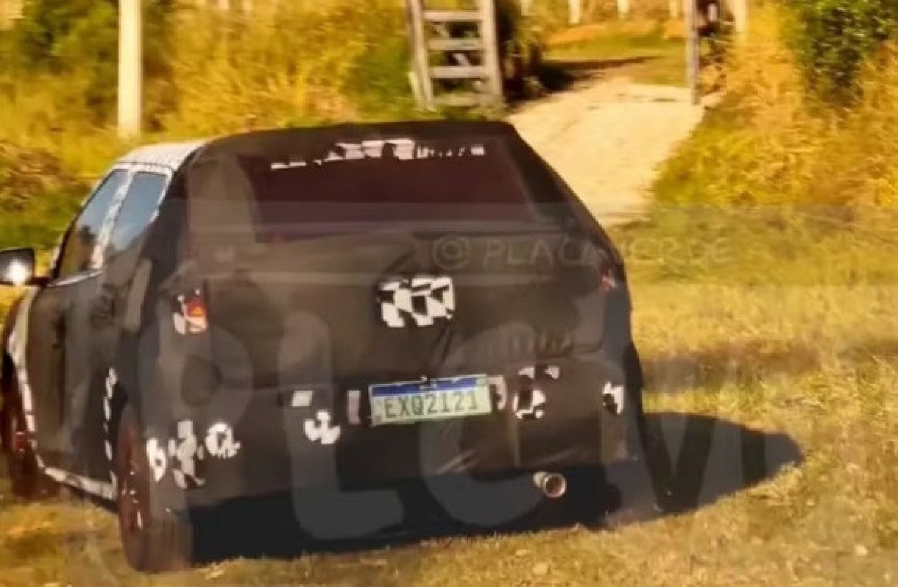 Hyundai HB20 de nova geração é visto camuflado rodando pelo Brasil