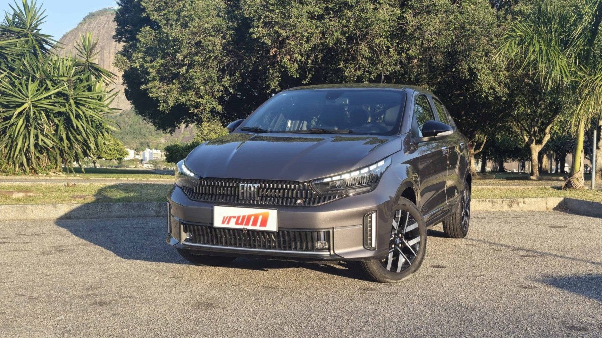 Fiat Cronos Precision 2026; modelo testado custa R$ 120.990 graças à pintura metálica Cinza Silverstone