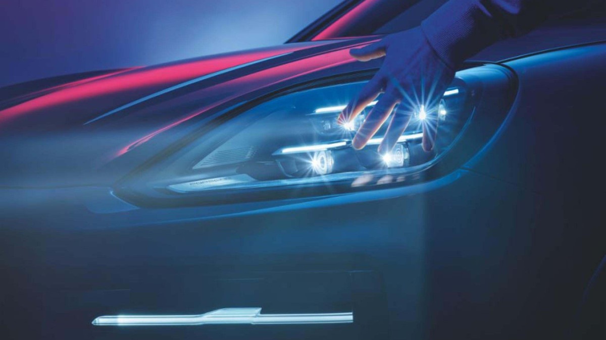 A Porsche possui varios modelo com faróis matriciais em LED