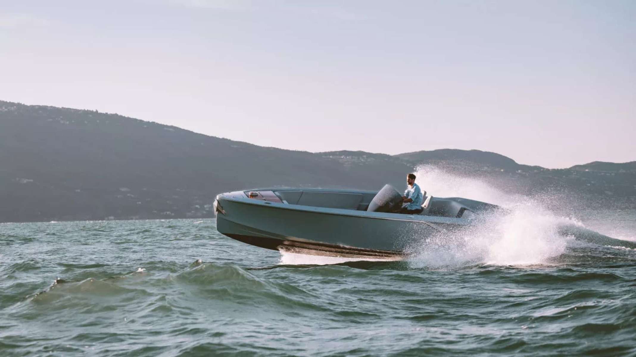 Porsche apresenta barco elétrico com motor de Macan