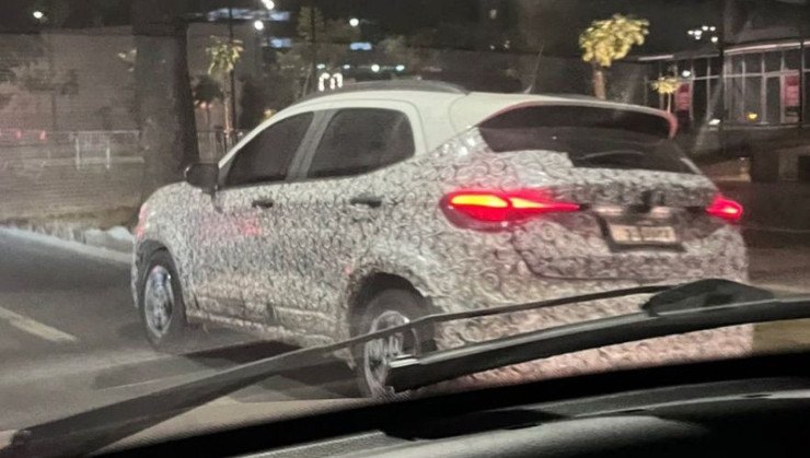 É possível notar as rodas menores e maçanetas em tons de preto