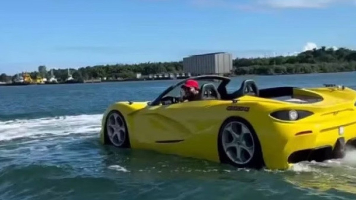 Carro de luxo aquático chama atenção de banhistas em Salvador