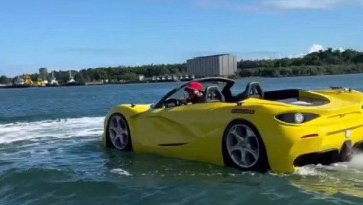 Carro de luxo aquático chama atenção de banhistas em Salvador -  (crédito: Reprodução/Instagram)