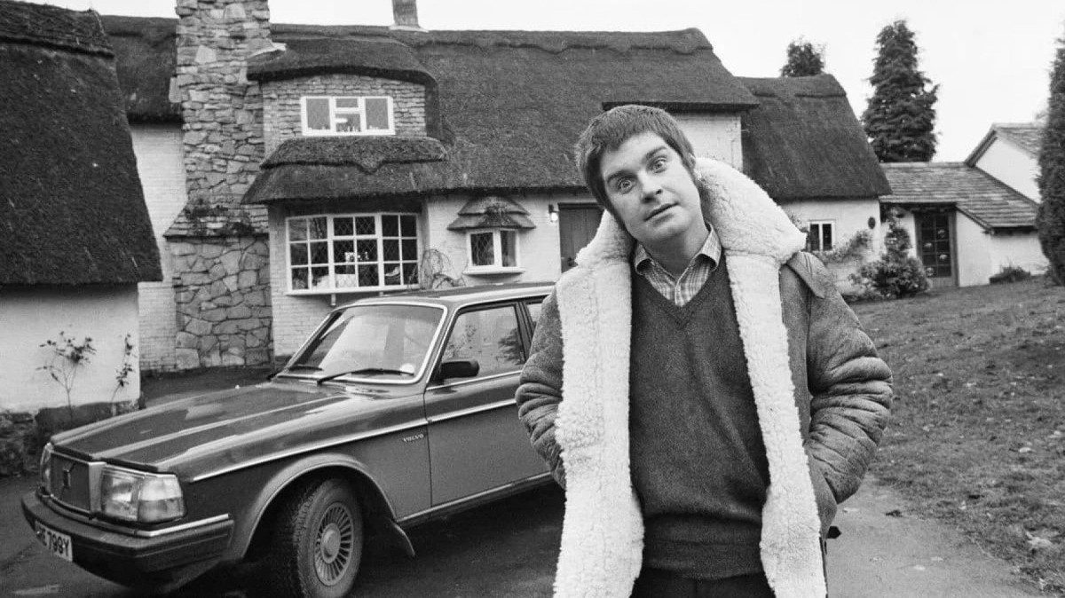 Ozzy em frente ao Volvo 240 Wagon