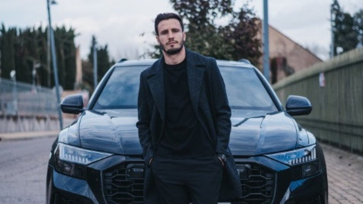 Saúl posa em frente ao seu Audi R8