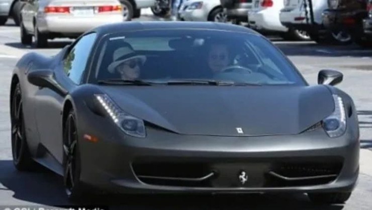 Ozzy Osbourne ao volante de uma Ferrari 458 Italia