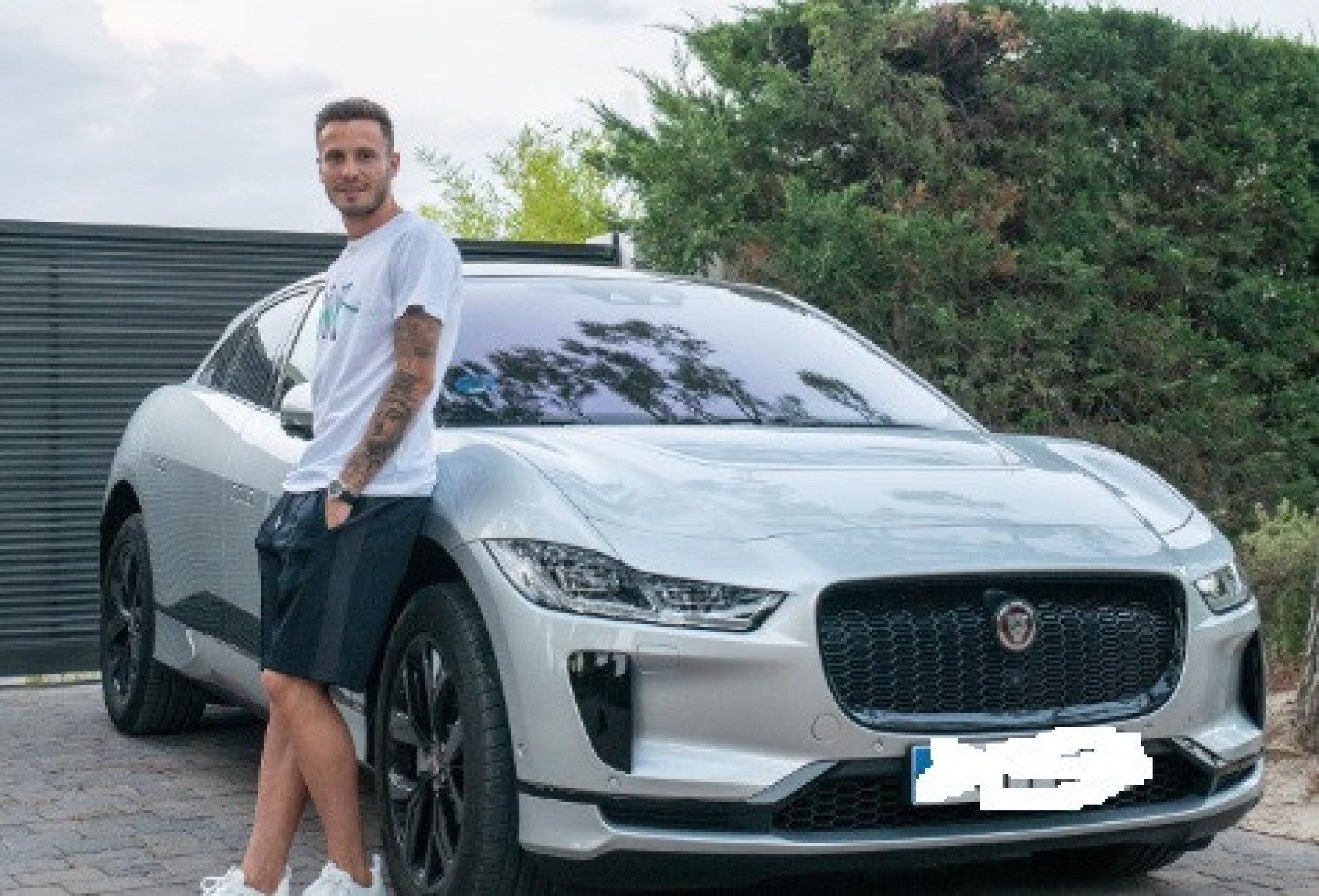 Saúl com seu Jaguar l-Pace 