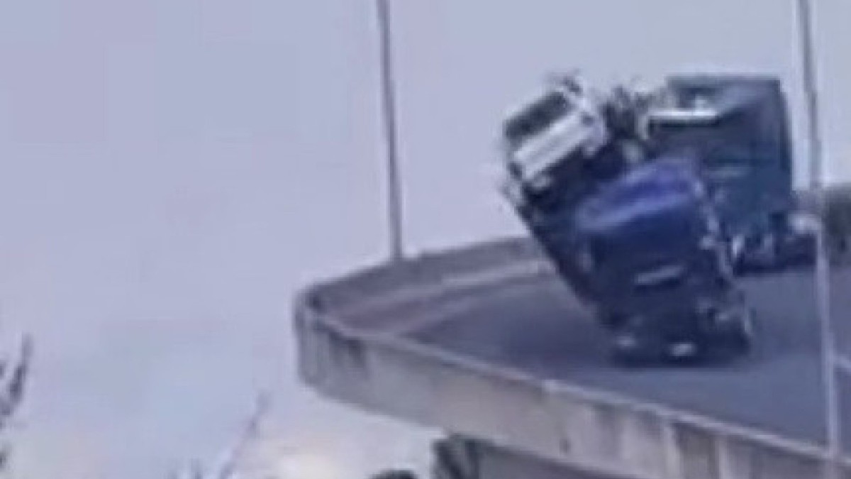 Caminhão que transportava 7 Toyota Hilux caiu no Rio Grande do Sul