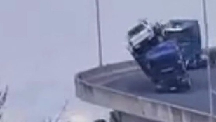 Caminhão que transportava 7 Toyota Hilux caiu no Rio Grande do Sul -  (crédito: Reprodução/X)