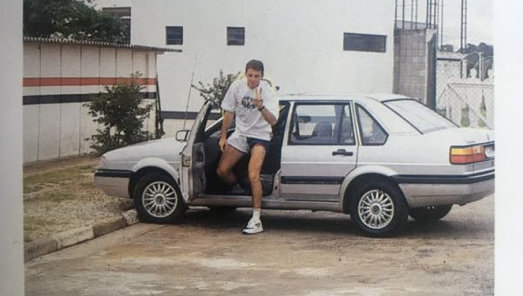 Rogerio Ceni saindo de seu Santana antes de um treinamento no São Paulo
