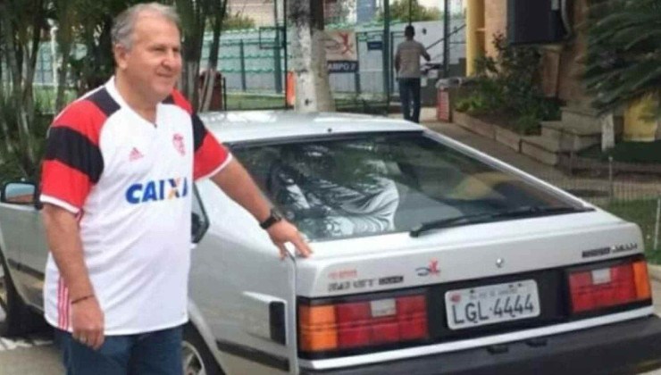 Zico ao lado de seu Toyota Celica único no país