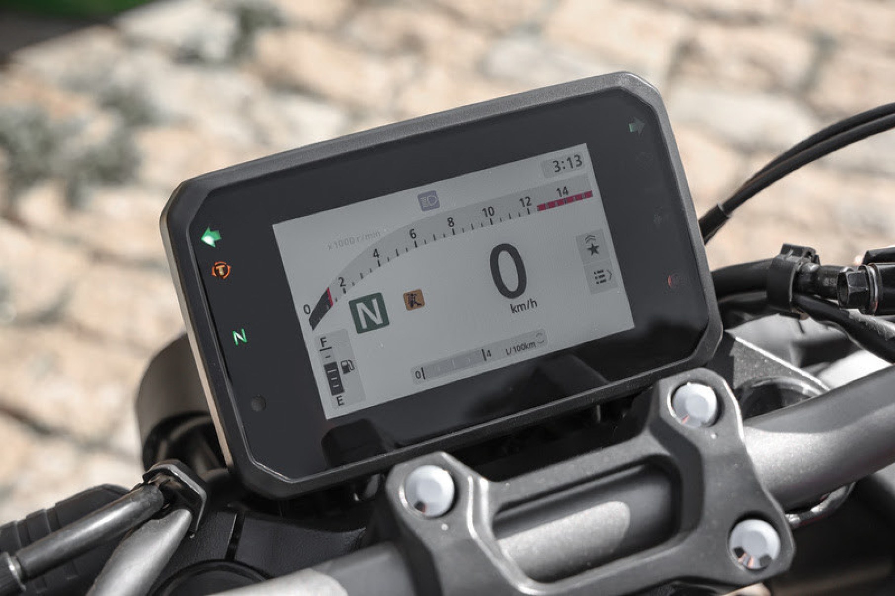 Honda CB 650R de 2026 tem sistema E-Clutch e está reestilizada 