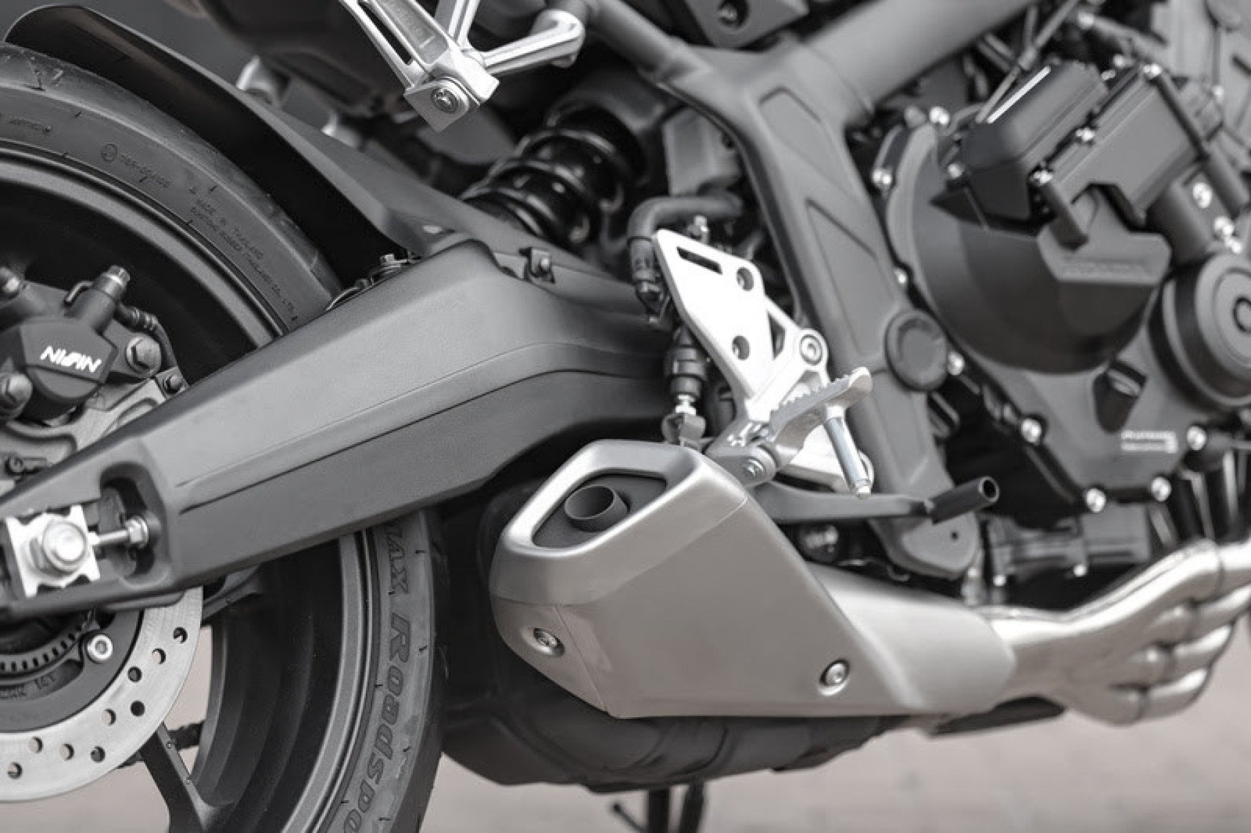Honda CB 650R de 2026 tem sistema E-Clutch e está reestilizada 