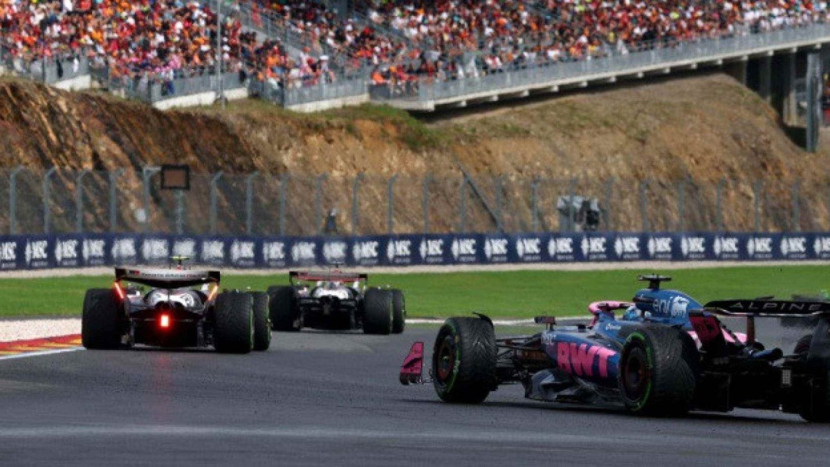 Luz traseira em carro da Fórmula 1 no GP de Spa Francorchamps, na Bélgica