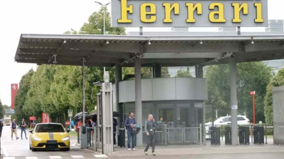 Xiaomi SU7 saindo da sede da Ferrari na Itália