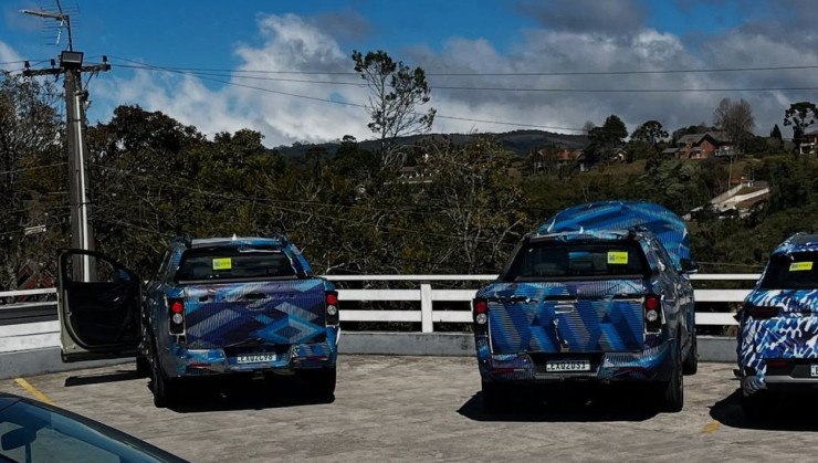 Nova picape inédita da BYD roda em testes acompanhada de outros modelos da marca -  (crédito: Reprodução/lor_garage/Instagram)